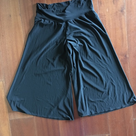 Claire's Pants - Clara S. Wide Leg Palazzo Capris Black- Size M